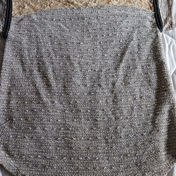 Elegant lace and metal top - Picture 3 of 11